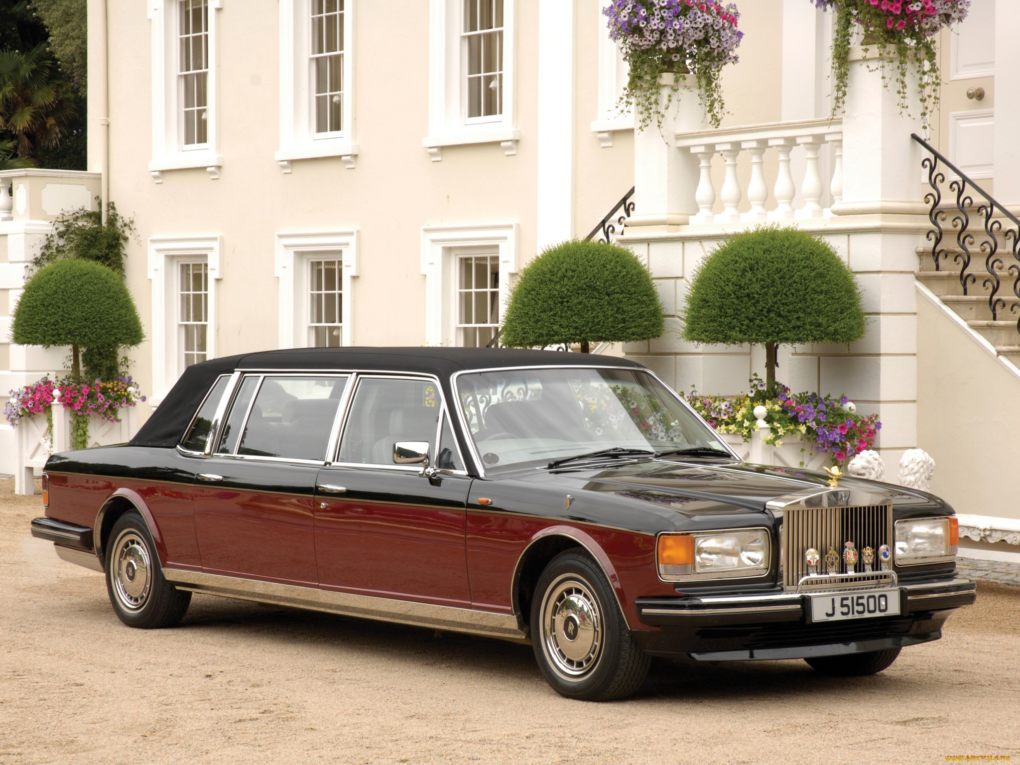 Royce silver spirit. Rolls-Royce Silver Spirit. Роллс Ройс 1989. Rolls Royce Silver Spur. Роллс Ройс Сильвер спирит универсал.